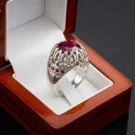 انگشتر نقره دست‌ساز مردانه یاقوت سرخ طرح اشک مخراج‌کاری کد R.RUBY2-MAK - تصویر 3