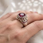 انگشتر نقره دست‌ساز مردانه یاقوت سرخ طرح اشک مخراج‌کاری کد R.RUBY2-MAK - تصویر 2