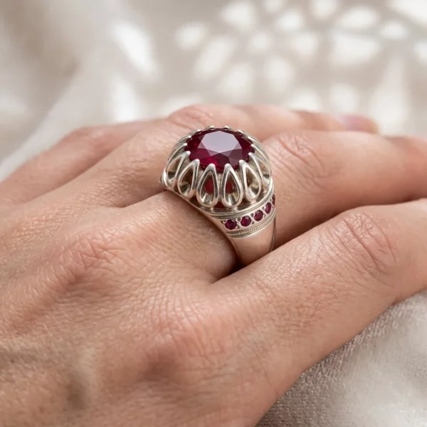 انگشتر نقره دست‌ساز مردانه یاقوت سرخ طرح اشک مخراج‌کاری کد R.RUBY2-MAK - تصویر 2